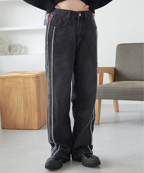 ECRIRE(エクリール)の「サイドライン ストレートデニムパンツ(デニムパンツ・レディース・ブラック・M)」の4枚目の写真
