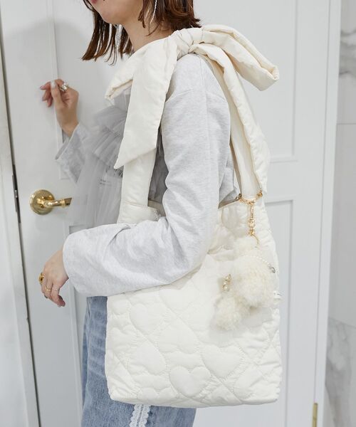 MAJESTIC LEGON(マジェスティックレゴン)の「【WEB限定アイテム】ハートキルティングリボンバッグ(ショルダーバッグ・レディース・ブラック/アイボリー・FREE)」の2枚目の写真