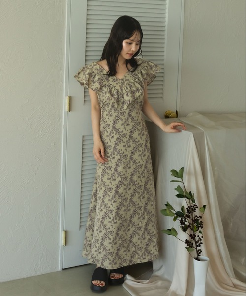 fupel(フぺル)の「Multiway flower ruffle onepiece /マルチウェイ花柄フリルワンピース(ワンピース・レディース・ベージュ/アイボリー/ブラック・FREE)」の4枚目の写真