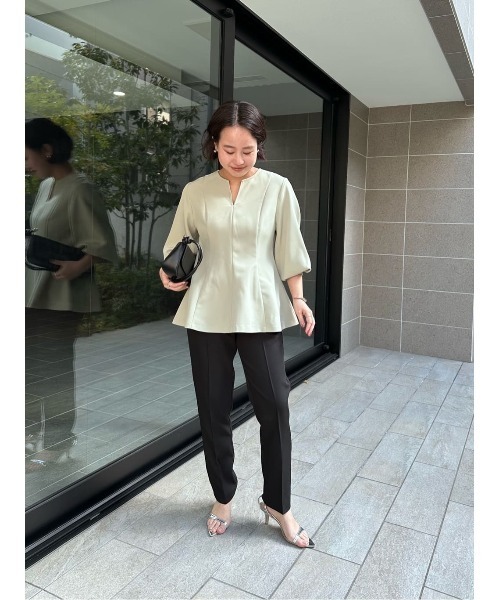 UR'S(ユアーズ)の「1タックセンタープレステーパードパンツ(その他パンツ・レディース・ブラック/グレイッシュベージュ/ダークネイビー・LL/L/M/S)」の5枚目の写真