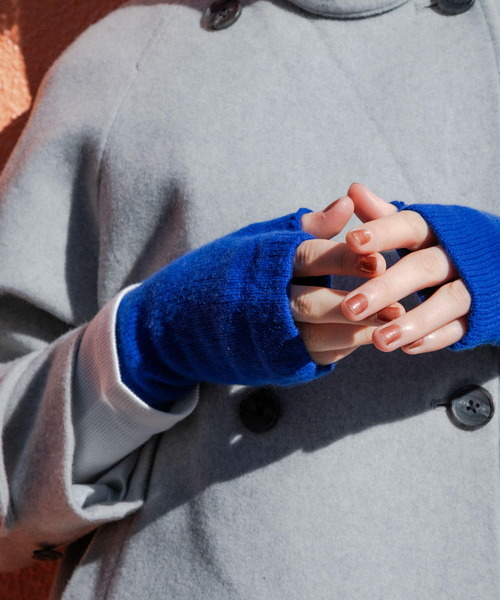 William Brunton Hand Knits（ウィリアム ブラントン ハンド ニット）の「William Brunton Hand Knits　cable Wristwarmers（手袋・レディース・ライトグレー/ロイヤルブルー/オートミール・-）」の3枚目の写真