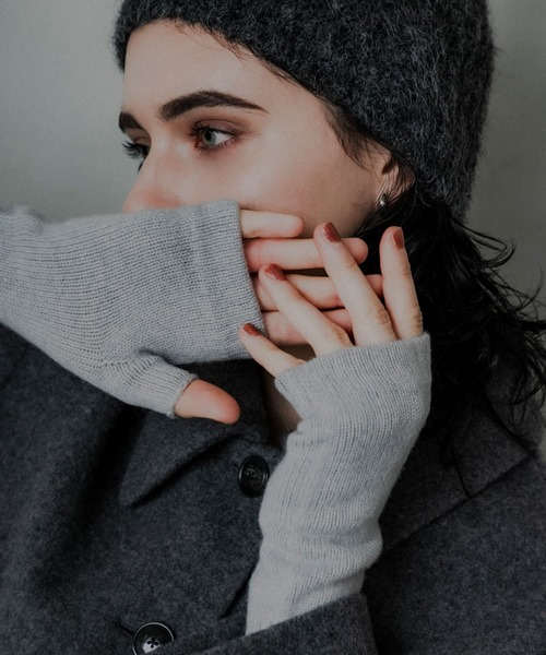 William Brunton Hand Knits（ウィリアム ブラントン ハンド ニット）の「William Brunton Hand Knits　cable Wristwarmers（手袋・レディース・ライトグレー/ロイヤルブルー/オートミール・-）」の2枚目の写真