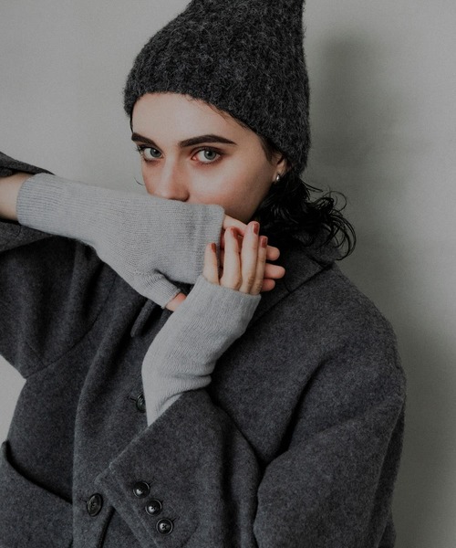 William Brunton Hand Knits（ウィリアム ブラントン ハンド ニット）の「William Brunton Hand Knits　cable Wristwarmers（手袋・レディース・ライトグレー/ロイヤルブルー/オートミール・-）」の5枚目の写真