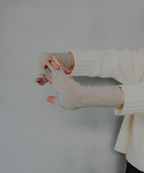 William Brunton Hand Knits（ウィリアム ブラントン ハンド ニット）の「William Brunton Hand Knits　cable Wristwarmers（手袋・レディース・ライトグレー/ロイヤルブルー/オートミール・-）」の9枚目の写真