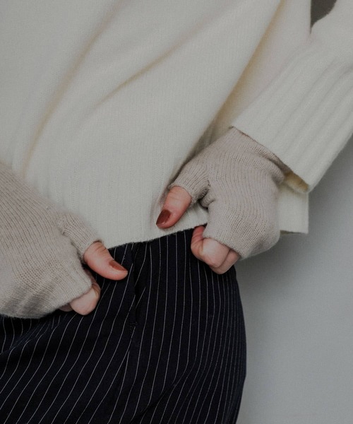 William Brunton Hand Knits（ウィリアム ブラントン ハンド ニット）の「William Brunton Hand Knits　cable Wristwarmers（手袋・レディース・ライトグレー/ロイヤルブルー/オートミール・-）」の10枚目の写真