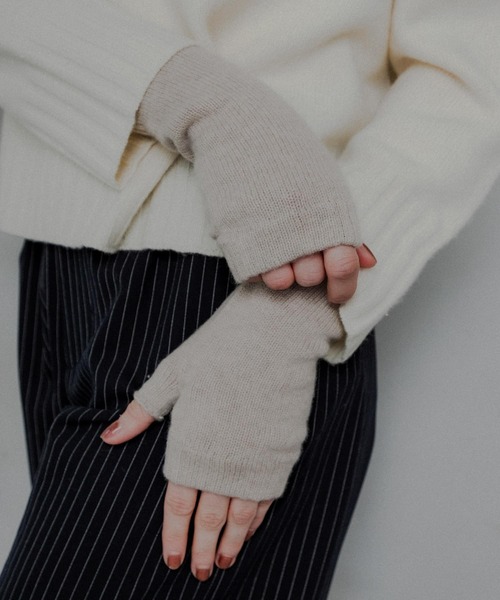 William Brunton Hand Knits（ウィリアム ブラントン ハンド ニット）の「William Brunton Hand Knits　cable Wristwarmers（手袋・レディース・ライトグレー/ロイヤルブルー/オートミール・-）」の11枚目の写真