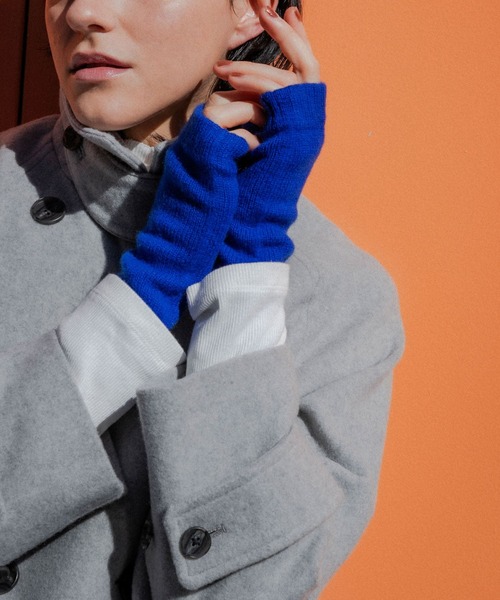 William Brunton Hand Knits（ウィリアム ブラントン ハンド ニット）の「William Brunton Hand Knits　cable Wristwarmers（手袋・レディース・ライトグレー/ロイヤルブルー/オートミール・-）」の13枚目の写真