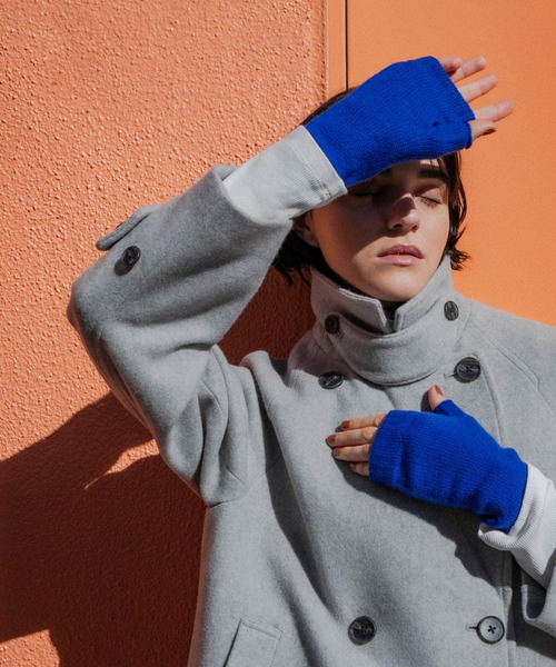 William Brunton Hand Knits（ウィリアム ブラントン ハンド ニット）の「William Brunton Hand Knits　cable Wristwarmers（手袋・レディース・ライトグレー/ロイヤルブルー/オートミール・-）」の14枚目の写真