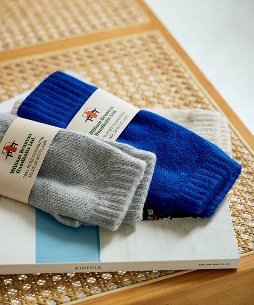 William Brunton Hand Knits（ウィリアム ブラントン ハンド ニット）の「William Brunton Hand Knits　cable Wristwarmers（手袋・レディース・ライトグレー/ロイヤルブルー/オートミール・-）」の19枚目の写真