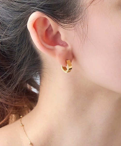 Phoebe(フィービィー)の「【金属アレルギー対応】ストレートワンタッチフープピアス/サージカルステンレス(ピアス(両耳用)・レディース・ゴールド系2/ゴールド系3/ゴールド系1/シルバー系2/シルバー系1・FREE)」の5枚目の写真