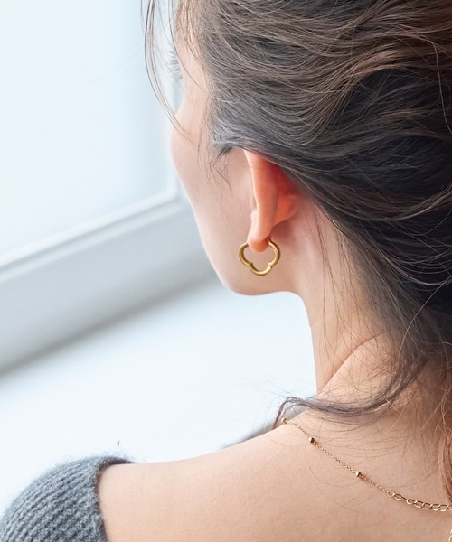 Phoebe(フィービィー)の「【金属アレルギー対応】ストレートワンタッチフープピアス/サージカルステンレス(ピアス(両耳用)・レディース・ゴールド系2/ゴールド系3/ゴールド系1/シルバー系2/シルバー系1・FREE)」の10枚目の写真