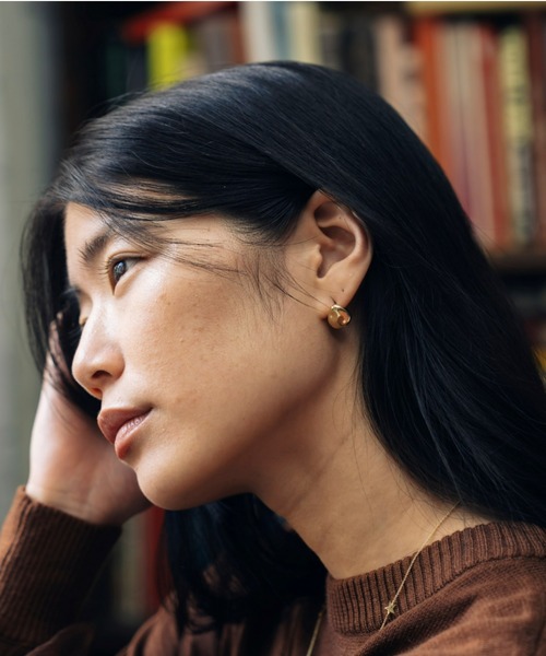 Nothing And Others(ナッシングアンドアザーズ)の「「Nothing And Others × Mami Ishioka Collection」Asymmetry Polygon Pierce(ピアス(両耳用)・レディース・ゴールド・FREE)」の4枚目の写真