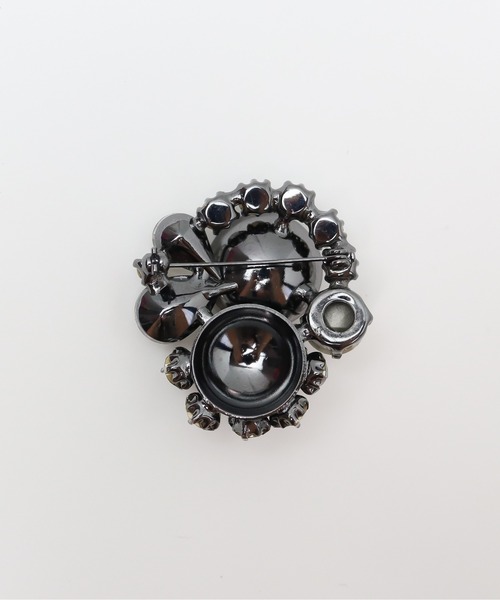 KU-CROISSANT（クークロワッサン）の「ビジュークリスタルブローチ　AN5548（ブローチ/コサージュ・レディース・ブラック・ONE SIZE）」の4枚目の写真