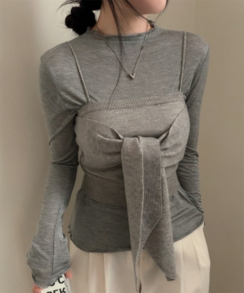 by muni:r（バイ ムニール）の「ビッグリボンビスチェニットトップス＋ハーフネックラッフルTシャツSET（ニット/セーター・レディース・グレー/ベージュ・FREE）」の2枚目の写真