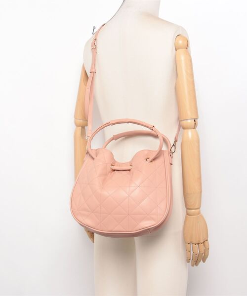 DIANA ラウンド型キルティングバッグ DIANA ラウンド型キルティングバッグ ショルダー♡アイボリー
