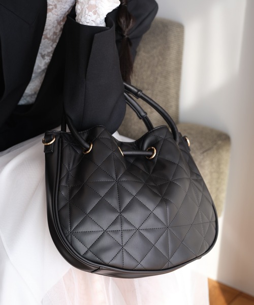 DIANA ラウンド型キルティングBAG DIANA ラウンド型キルティングバッグ - メルカリ