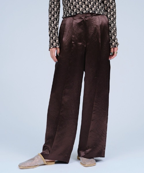 THINGS THAT MATTER（シングス ザット マター）の「ACETATE SATIN DOUBLE TUCK WIDE PANTS  / アセテートサテンダブルタックワイドパンツ（その他パンツ・レディース・グリーン/ピンク/イエロー/ブラック/パープル/ダークグリーン/ブラウン・1/2）」の3枚目の写真