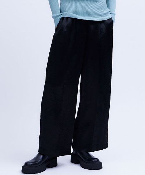 THINGS THAT MATTER（シングス ザット マター）の「ACETATE SATIN DOUBLE TUCK WIDE PANTS  / アセテートサテンダブルタックワイドパンツ（その他パンツ・レディース・グリーン/ピンク/イエロー/ブラック/パープル/ダークグリーン/ブラウン・1/2）」の2枚目の写真