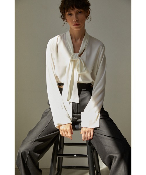 Estella.K（エステラケー）の「Helga Bow Tied Blouse オフボディボウタイブラウス（シャツ/ブラウス・レディース・ホワイト/ブラック・FREE）」の2枚目の写真