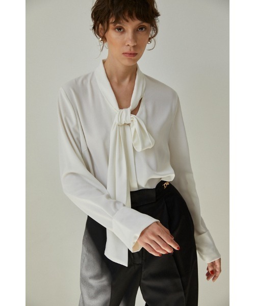 Estella.K（エステラケー）の「Helga Bow Tied Blouse オフボディボウタイブラウス（シャツ/ブラウス・レディース・ホワイト/ブラック・FREE）」の4枚目の写真