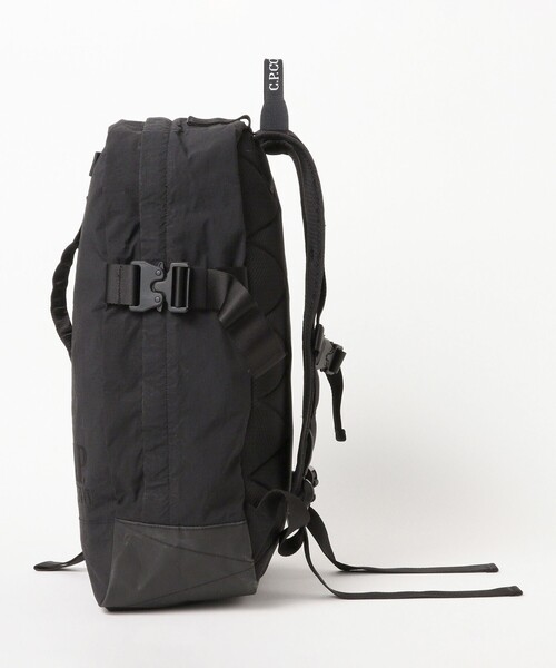 C.P. COMPANY（シーピーカンパニー）の「C.P. Company / PLAIN PAPER TOUCH TRAVEL BAG（バックパック/リュック・メンズ・ブラック・ONE SIZE）」の2枚目の写真