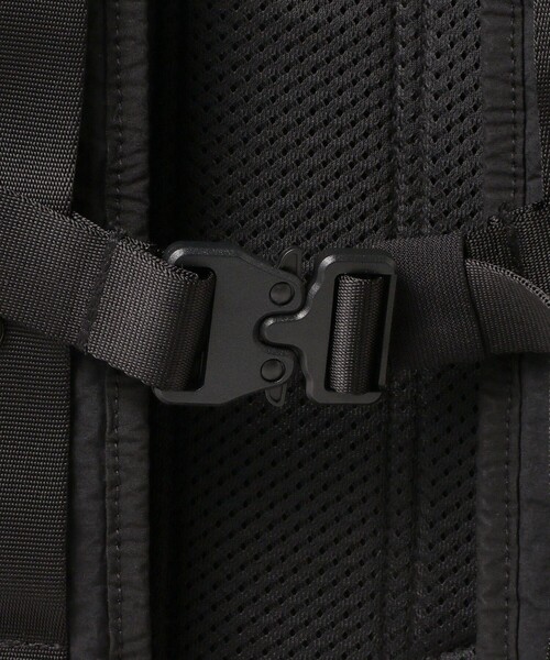 C.P. COMPANY（シーピーカンパニー）の「C.P. Company / PLAIN PAPER TOUCH TRAVEL BAG（バックパック/リュック・メンズ・ブラック・ONE SIZE）」の4枚目の写真