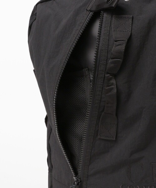 C.P. COMPANY（シーピーカンパニー）の「C.P. Company / PLAIN PAPER TOUCH TRAVEL BAG（バックパック/リュック・メンズ・ブラック・ONE SIZE）」の7枚目の写真