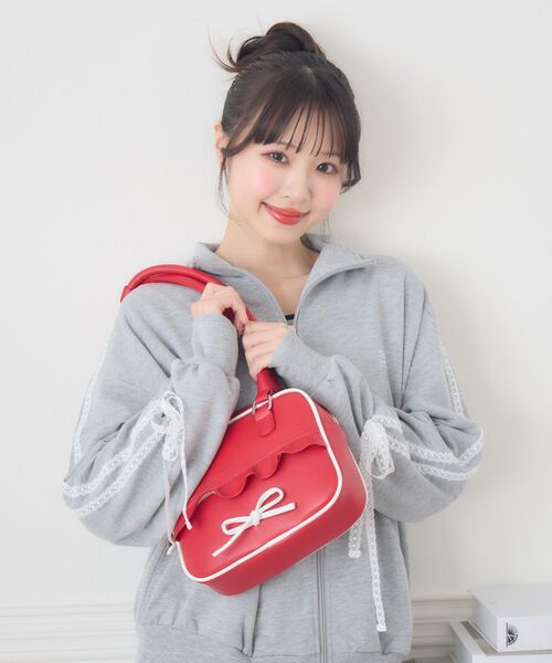 ems excite(エムズエキサイト)の「リボン付きスクエアバッグ(ショルダーバッグ・レディース・ブラック/キャメル/レッド・ONE SIZE)」の3枚目の写真