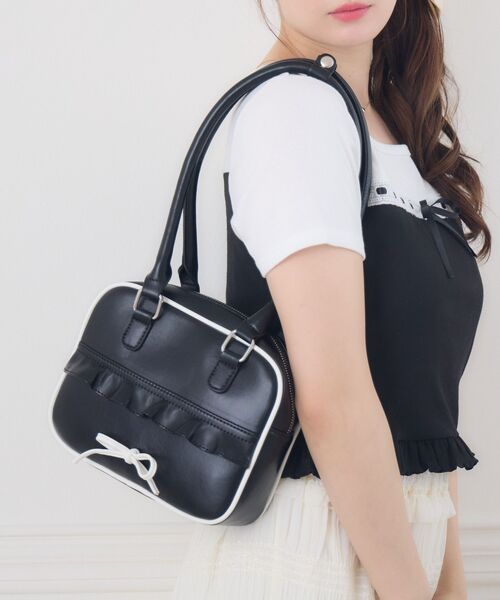 ems excite(エムズエキサイト)の「リボン付きスクエアバッグ(ショルダーバッグ・レディース・ブラック/キャメル/レッド・ONE SIZE)」の1枚目の写真