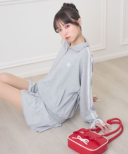 ems excite(エムズエキサイト)の「リボン付きスクエアバッグ(ショルダーバッグ・レディース・ブラック/キャメル/レッド・ONE SIZE)」の4枚目の写真