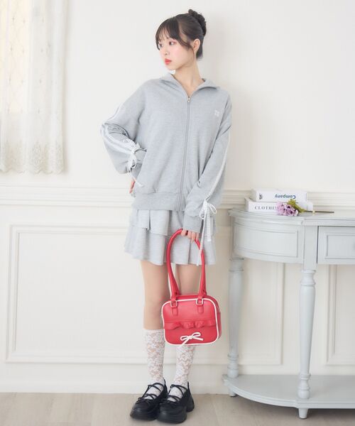 ems excite(エムズエキサイト)の「リボン付きスクエアバッグ(ショルダーバッグ・レディース・ブラック/キャメル/レッド・ONE SIZE)」の9枚目の写真