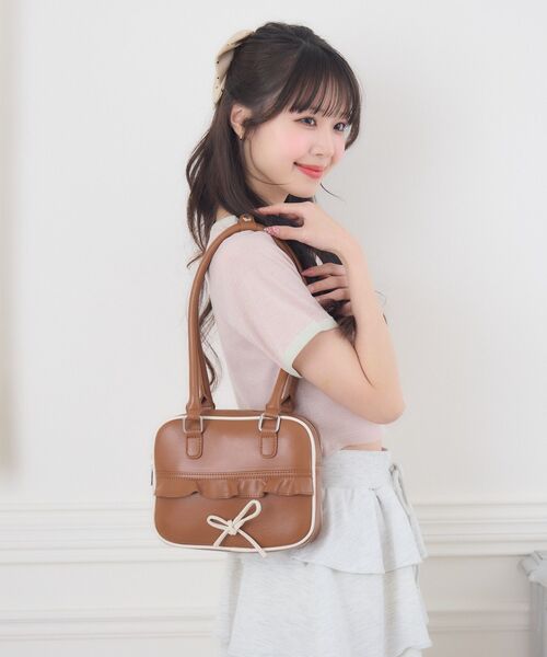 ems excite(エムズエキサイト)の「リボン付きスクエアバッグ(ショルダーバッグ・レディース・ブラック/キャメル/レッド・ONE SIZE)」の16枚目の写真