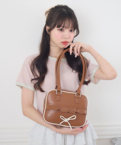 ems excite(エムズエキサイト)の「リボン付きスクエアバッグ(ショルダーバッグ・レディース・ブラック/キャメル/レッド・ONE SIZE)」の17枚目の写真