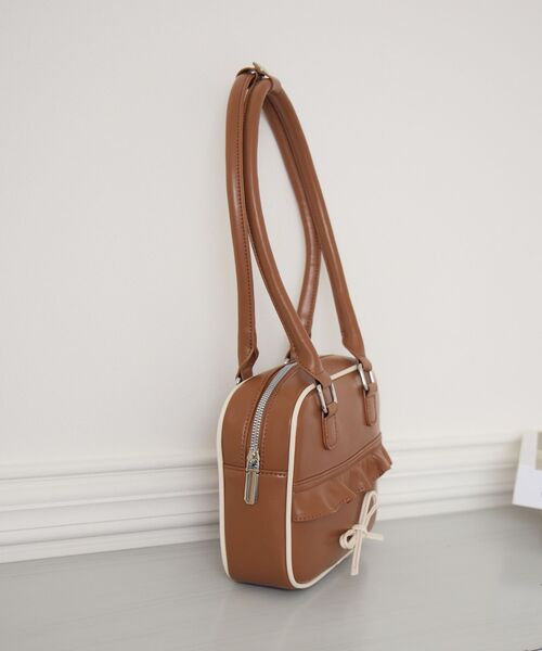 ems excite(エムズエキサイト)の「リボン付きスクエアバッグ(ショルダーバッグ・レディース・ブラック/キャメル/レッド・ONE SIZE)」の19枚目の写真