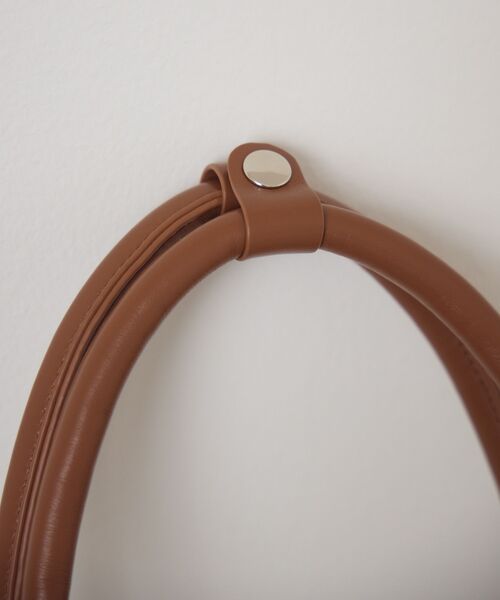 ems excite(エムズエキサイト)の「リボン付きスクエアバッグ(ショルダーバッグ・レディース・ブラック/キャメル/レッド・ONE SIZE)」の21枚目の写真