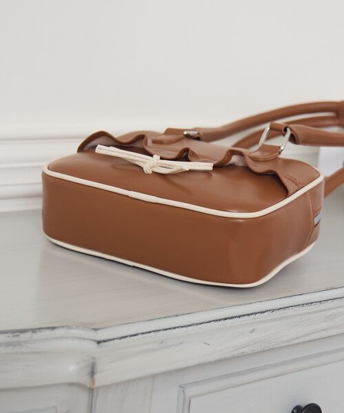 ems excite(エムズエキサイト)の「リボン付きスクエアバッグ(ショルダーバッグ・レディース・ブラック/キャメル/レッド・ONE SIZE)」の22枚目の写真