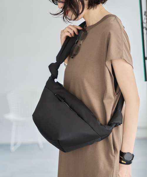 LE VERNIS（ル・ベルニ）の「《別注》LE VERNIS/ル・ベルニ GIGLY BAG（ショルダーバッグ・レディース・ブラック/カーキ・FREE）」の6枚目の写真