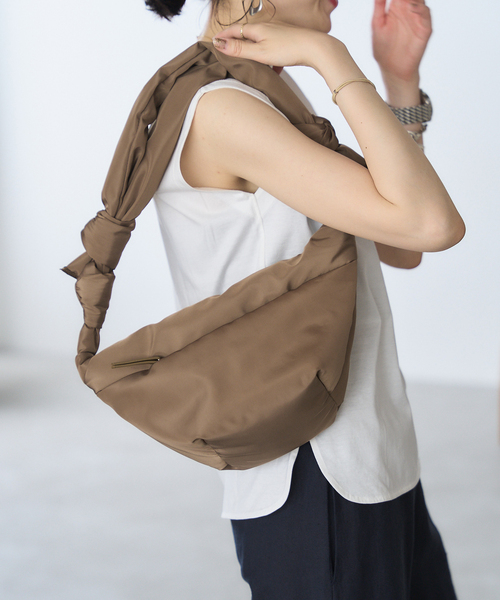 LE VERNIS（ル・ベルニ）の「《別注》LE VERNIS/ル・ベルニ GIGLY BAG（ショルダーバッグ・レディース・ブラック/カーキ・FREE）」の10枚目の写真