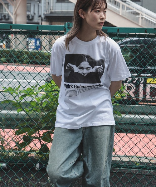 BEAMS T（ビームスティー）の「【別注】Kevin Cummins /「Bjork」Photo T ①（Tシャツ/カットソー・メンズ・ホワイト・S/M/L/XL）」の5枚目の写真