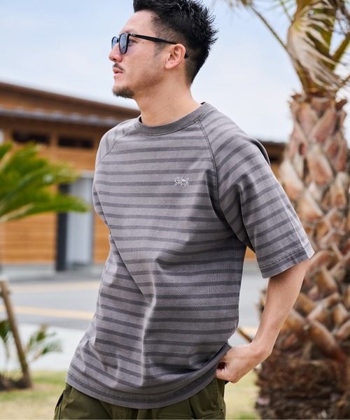 Sunny Smith（サニースミス）の「ボーダーオーバーダイ ラグランロゴ刺繍Ｔシャツ（Tシャツ/カットソー・メンズ・オリーブ/ベージュ/スミクロ・LARGE/MEDIUM）」の2枚目の写真