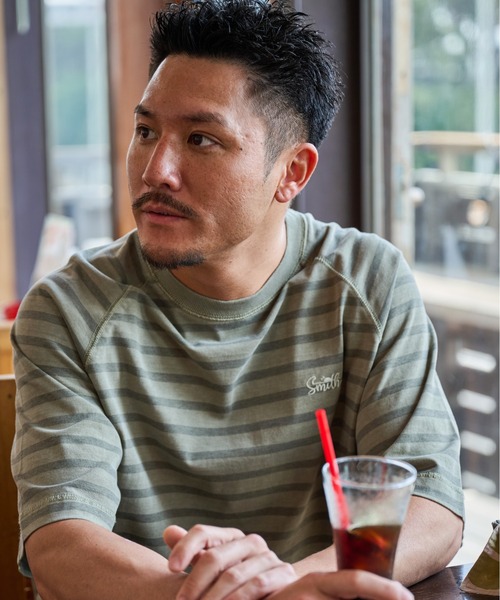 Sunny Smith（サニースミス）の「ボーダーオーバーダイ ラグランロゴ刺繍Ｔシャツ（Tシャツ/カットソー・メンズ・オリーブ/ベージュ/スミクロ・LARGE/MEDIUM）」の11枚目の写真