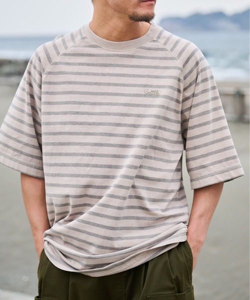 Sunny Smith（サニースミス）の「ボーダーオーバーダイ ラグランロゴ刺繍Ｔシャツ（Tシャツ/カットソー・メンズ・オリーブ/ベージュ/スミクロ・LARGE/MEDIUM）」の16枚目の写真