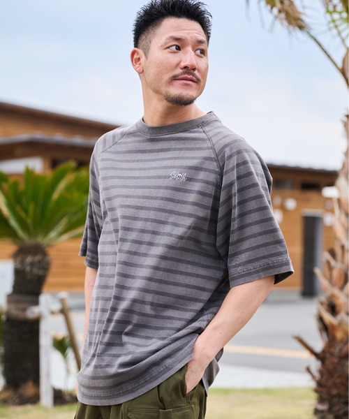 Sunny Smith（サニースミス）の「ボーダーオーバーダイ ラグランロゴ刺繍Ｔシャツ（Tシャツ/カットソー・メンズ・オリーブ/ベージュ/スミクロ・LARGE/MEDIUM）」の19枚目の写真