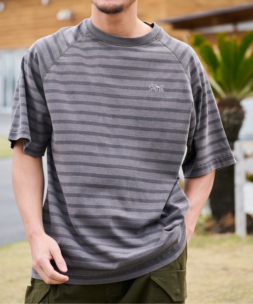 Sunny Smith（サニースミス）の「ボーダーオーバーダイ ラグランロゴ刺繍Ｔシャツ（Tシャツ/カットソー・メンズ・オリーブ/ベージュ/スミクロ・LARGE/MEDIUM）」の20枚目の写真