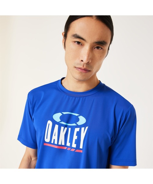 OAKLEY(オークリー)の「オークリー STRIKING TECH COLD SS TEE 7.0/Tシャツ/吸汗速乾/接触冷感/スポーツ・トレーニングコレクション/OAKLEY(Tシャツ/カットソー・メンズ・ネイビー/ブラック/コバルトブルー・M/L/S/XL)」の3枚目の写真