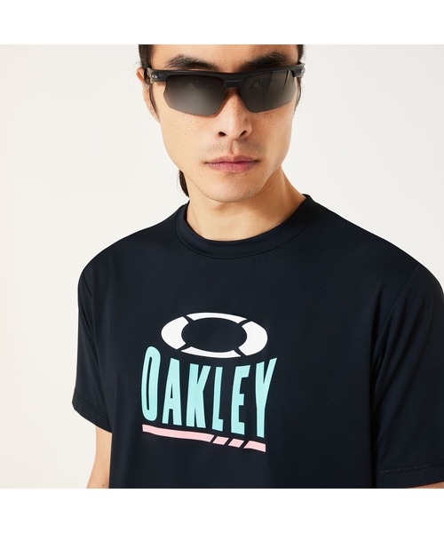 OAKLEY(オークリー)の「オークリー STRIKING TECH COLD SS TEE 7.0/Tシャツ/吸汗速乾/接触冷感/スポーツ・トレーニングコレクション/OAKLEY(Tシャツ/カットソー・メンズ・ネイビー/ブラック/コバルトブルー・M/L/S/XL)」の2枚目の写真