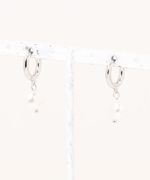le cercle ADAM ET ROPE'（ルセルクルアダムエロペ）の「パールフープピアス（ピアス（両耳用）・レディース・シルバー/ゴールド・FREE）」の9枚目の写真