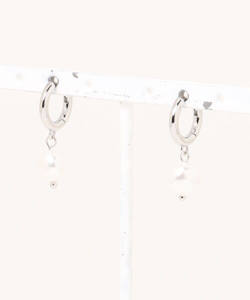 le cercle ADAM ET ROPE'（ルセルクルアダムエロペ）の「パールフープピアス（ピアス（両耳用）・レディース・シルバー/ゴールド・FREE）」の8枚目の写真