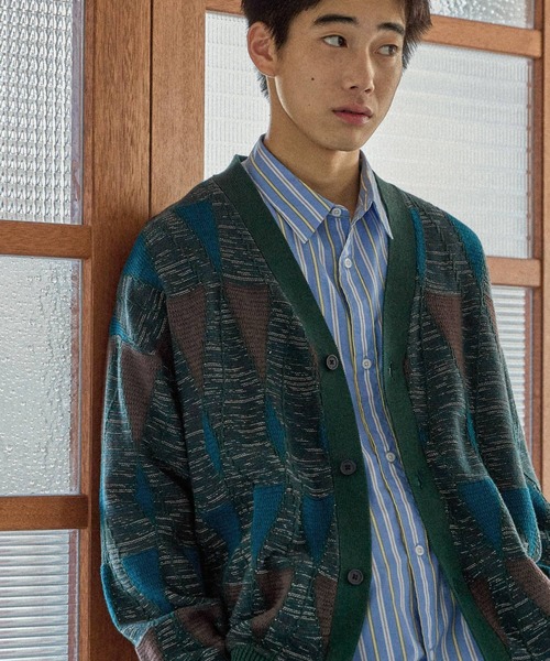 niko and...（ニコアンド）の「ジオメ柄ニットVネックカーディガン（カーディガン/ボレロ・メンズ・ダークブラウン/ネイビー/ブラック/グリーン・MEDIUM/LARGE）」の3枚目の写真