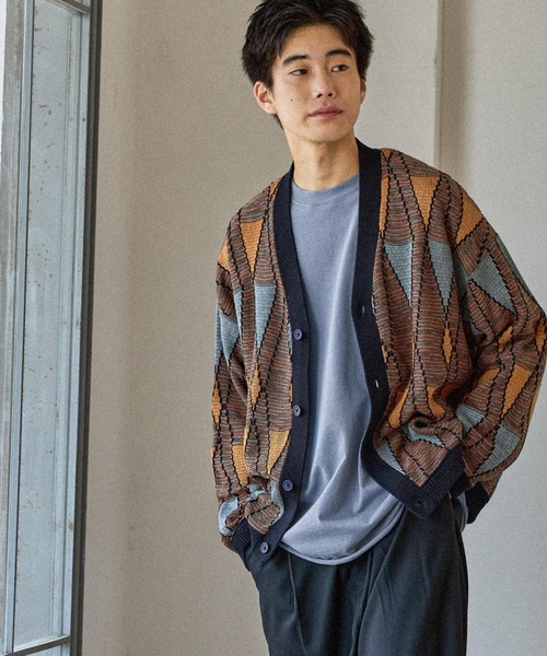 niko and...（ニコアンド）の「ジオメ柄ニットVネックカーディガン（カーディガン/ボレロ・メンズ・ダークブラウン/ネイビー/ブラック/グリーン・MEDIUM/LARGE）」の2枚目の写真